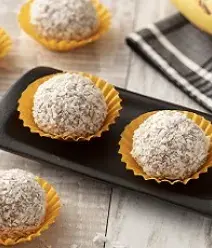 Imagem de docinhos em forminhas amarelas sobre um prato