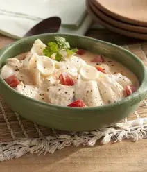 Imagem de um bowl verde com postas de peixe ao coco