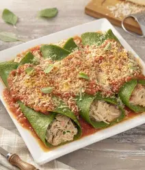 Foto da Receita de Panqueca Verde com Frango Cremoso. Observa-se um prato branco quadrado com três panquecas sobre ele.