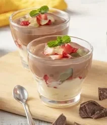 Imagem de 2 copinhos de sobremesa com creme de branco, creme de chocolate e morangos