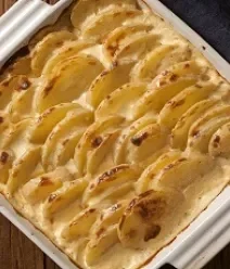 Foto de rodelas de batata gratinadas em uma forma branca