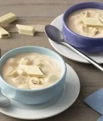 Strognoff Kit Kat Branco Observa-se duas cumbucas em tons de azul (uma mais clara e a outra mais escura) com o strognoff branco dentro.