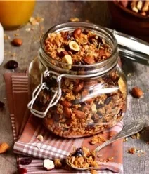 Receitas Saudáveis na Air Fryer Fotografia de um pote decorativo de vidro que fecha com granola dentro.