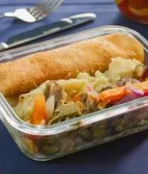 Fotografia mostra um pote vidro composto por uma panqueca sem glúten e legumes. Fotografia mostra um pote vidro composto por uma panqueca sem glúten e legumes.