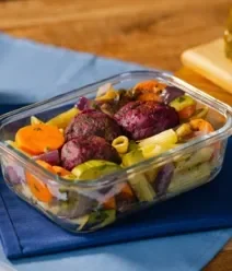 Fotografia mostra uma marmita de vidro composta por legumes e almondega vegana. Fotografia mostra uma marmita de vidro composta por legumes e almondega vegana.