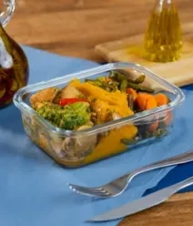 Fotografia mostra um pote de vidro composto por legumes coloridos e frango. Fotografia mostra um pote de vidro composto por legumes coloridos e frango.