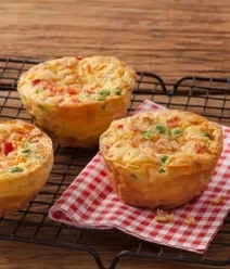Fotografia mostra um muffin sobre um guardanapo quadriculado. Fotografia mostra um muffin sobre um guardanapo quadriculado.