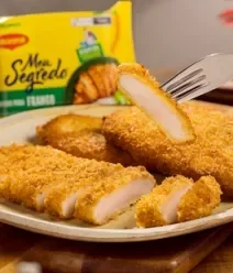 Fotografia mostra um frango empanado, com crosta dourada e crocante. Fotografia mostra um frango empanado, com crosta dourada e crocante.