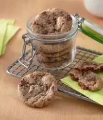 Fotografia mostra um pote cheio de cookies. Fotografia mostra um pote cheio de cookies.