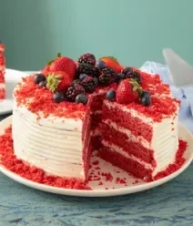 Fotografia mostra um bolo red velvet com uma fatia retirada, exibindo suas camadas Fotografia mostra um bolo red velvet com uma fatia retirada, exibindo suas camadas