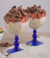 Imagem de uma receita de Pavê com leite moça e chocolate servindo de capa para a lista de receitas com o título Natal a Dois