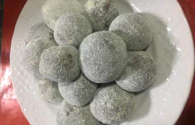 Fotografia em tons de vermelho e branco em uma mesa vermelha com um prato branco redondo branco e vários brigadeiros feitos com whey protein e enrolados no leite em pó. Fotografia em tons de vermelho e branco em uma mesa vermelha com um prato branco redondo branco e vários brigadeiros feitos com whey protein e enrolados no leite em pó.