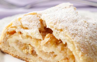 foto tirada de um pedaço de torta com recheio de maçã e polvilhado com açúcar foto tirada de um pedaço de torta com recheio de maçã e polvilhado com açúcar