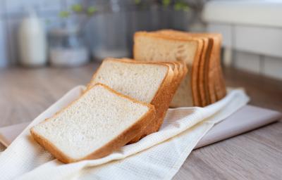 Foto da receita de Pão de Liquidificador sem Sovar. Observa-se um pão cortado em fatias sobre um pano de prato off white. Foto da receita de Pão de Liquidificador sem Sovar. Observa-se um pão cortado em fatias sobre um pano de prato off white.