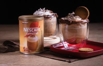 Foto da receita de cappuccino avelã servida em dois copos de vidro sobre um pano marrom Foto da receita de cappuccino avelã servida em dois copos de vidro sobre um pano marrom