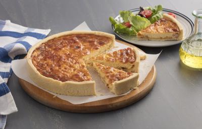 Torta servida em um recipiente retangular cor branco e abaixo um pano branco.