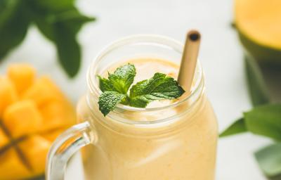 Contém um copo transparente com a vitamina de maracujá e um canudo marrom para servir