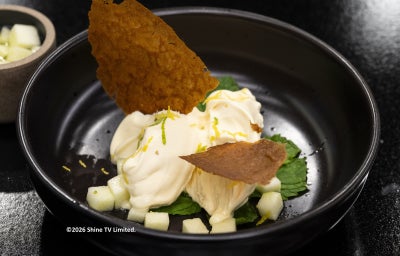 A receita de Tuile Crocante para Sorvete é uma preparação delicada e versátil, perfeita para finalizar sobremesas