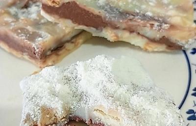 Foto em tons claros da receita de palha italiana da Teresa servida em três porções sobre um prato de porcelana com adornos em azul