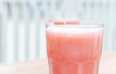 Fotografia em tons claros de uma bebida com um pouco de espuma de melancia com leite MOÇA e neston, que está em um copo de vidro. Fotografia em tons claros de uma bebida com um pouco de espuma de melancia com leite MOÇA e neston, que está em um copo de vidro.