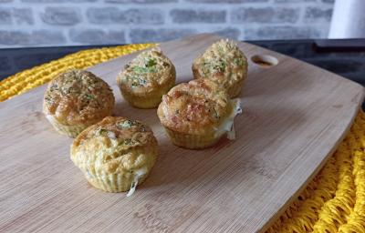 Imagem da receita de Muffin de queijo com brócolis, em uma tábua sobre uma mesa Imagem da receita de Muffin de queijo com brócolis, em uma tábua sobre uma mesa