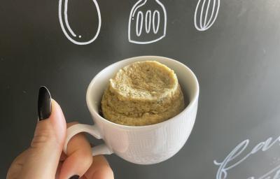 Imagem da Receita de Bolo de Caneca de Banana sem Açúcar, em uma caneca branca e ao fundo uma lousa Imagem da Receita de Bolo de Caneca de Banana sem Açúcar, em uma caneca branca e ao fundo uma lousa