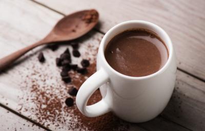 Foto da receita de Chocolate Quente. Observa-se uma xícara branca com a bebida cremosa dentro. Foto da receita de Chocolate Quente. Observa-se uma xícara branca com a bebida cremosa dentro.
