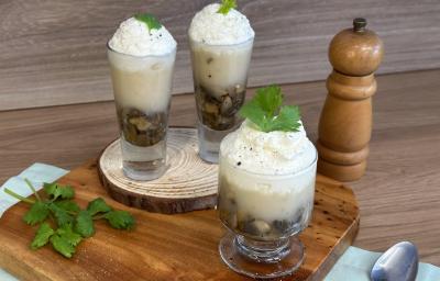 Fotografia em tons de marrom e verde com 3 taças ao centro. Dentro das taças existe um creme de cogumelos finalizados com chantilly no topo.