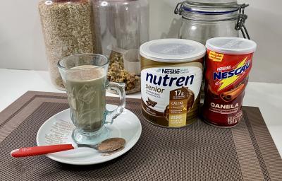 Imagem da receita de Cappuccino Proteico, sobre uma mesa, ao lado uma lata de Nutren Protein e Nescau Canela Imagem da receita de Cappuccino Proteico, sobre uma mesa, ao lado uma lata de Nutren Protein e Nescau Canela