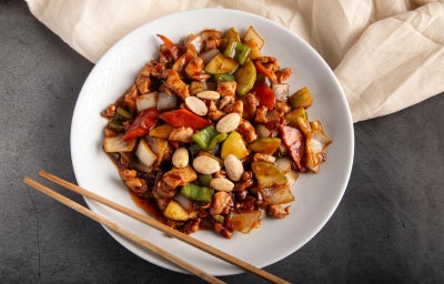 fotografia de um frango preparado ao estilo oriental