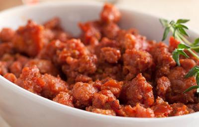 um recipiente branco comporta o ragu de linguiça toscana. um recipiente branco comporta o ragu de linguiça toscana.