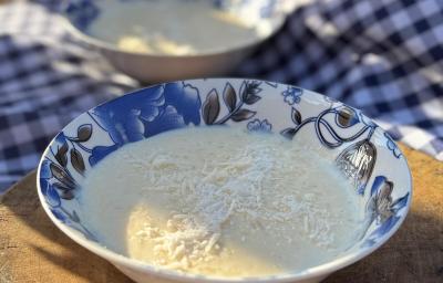 Fotografia em tons claros de dois recipientes fundo de cor azul, branco e preto com desenhos. Um deles está no centro da foto, o outro está no fundo sobre um pano quadriculado, preto e branco. Dentro dos recipientes tem arroz doce e coco. Fotografia em tons claros de dois recipientes fundo de cor azul, branco e preto com desenhos. Um deles está no centro da foto, o outro está no fundo sobre um pano quadriculado, preto e branco. Dentro dos recipientes tem arroz doce e coco.