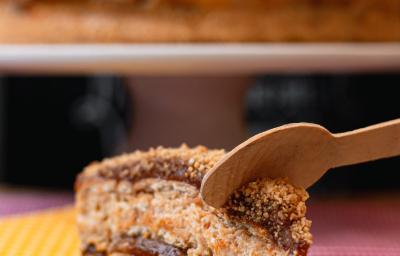 Foto da receita de Pavê Delícia. Observa-se uma fatia do pavê sendo cortado por uma colher de madeira. Foto da receita de Pavê Delícia. Observa-se uma fatia do pavê sendo cortado por uma colher de madeira.