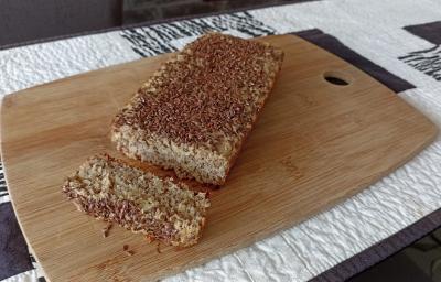 Imagem da receita de Pão de Banana, em uma tábua sobre uma mesa Imagem da receita de Pão de Banana, em uma tábua sobre uma mesa