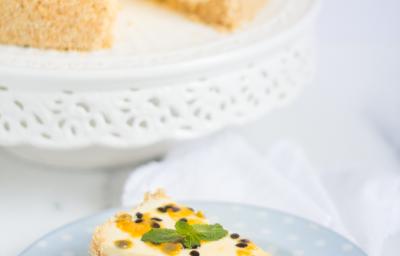 fotografia em tons de branco e amarelo tirada de uma torta com uma fatia retirada, à frente um prato redondo com a fatia de torta e um garfo para servir. fotografia em tons de branco e amarelo tirada de uma torta com uma fatia retirada, à frente um prato redondo com a fatia de torta e um garfo para servir.