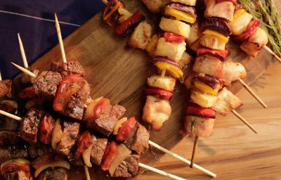 Foto de vários espetinhos de carne e de frango, um em cima do outro Foto de vários espetinhos de carne e de frango, um em cima do outro