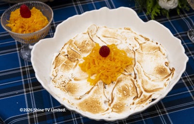 Foto da Receita de Delícia de Abacaxi com Coco e Merengue Suíço servido em uma tigela grande e branca com fios de ovos