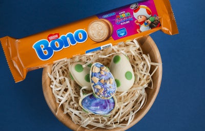 imgem mostra pequenos ovos de páscoa de chocolate branco com um recheio colorido