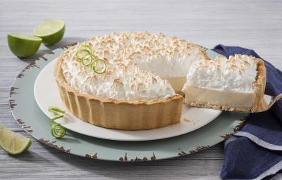 Imagem de uma torta de limão com merengue em um prato branco e uma fatia sendo retirado por uma espátula. Imagem de uma torta de limão com merengue em um prato branco e uma fatia sendo retirado por uma espátula.