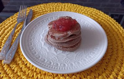 Imagem da receita de Panqueca de batata doce sem glúten com cobertura de geleia de frutas, em um prato branco, sobre uma mesa e ao lado os talheres Imagem da receita de Panqueca de batata doce sem glúten com cobertura de geleia de frutas, em um prato branco, sobre uma mesa e ao lado os talheres
