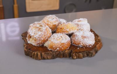Foto da receita de Fatias Húngaras, servidas sobre uma tábua de madeira e decoradas com coco ralado Foto da receita de Fatias Húngaras, servidas sobre uma tábua de madeira e decoradas com coco ralado