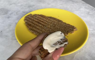 Imagem da receita de Toast de Aveia sem Glúten, em um prato amarelo Imagem da receita de Toast de Aveia sem Glúten, em um prato amarelo