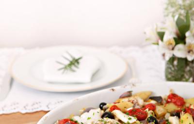 Fotografia em tons de branco e vermelho de uma bancada de madeira vista de lado, ao centro um recipiente oval branco, dentro dele pedaços de bacalhau, tomates cereja e azeitonas. Ao fundo um prato branco e um guardanapo para decorar. Fotografia em tons de branco e vermelho de uma bancada de madeira vista de lado, ao centro um recipiente oval branco, dentro dele pedaços de bacalhau, tomates cereja e azeitonas. Ao fundo um prato branco e um guardanapo para decorar.