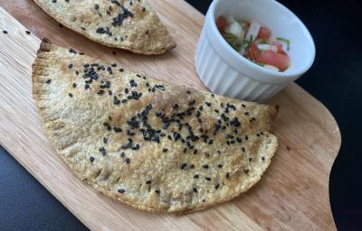 Imagem da receita de Pastel Integral na Airfryer, sobre uma tábua, e ao lado vinagrete em um recipiente Imagem da receita de Pastel Integral na Airfryer, sobre uma tábua, e ao lado vinagrete em um recipiente