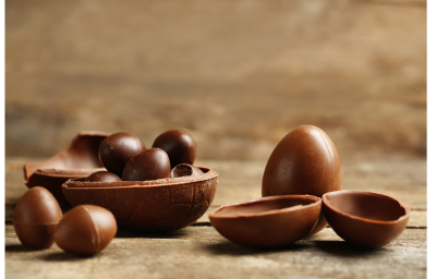 Fotografia em tons claros com um ovo de páscoa ao centro.