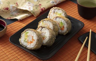 Foto da receita de Hot Roll. Observa-se 5 hot rolls em um prato de cerâmica preto. Ao lado direito, apoiado no prato, hashis. À frente, um potinho com molho shoyu. Foto da receita de Hot Roll. Observa-se 5 hot rolls em um prato de cerâmica preto. Ao lado direito, apoiado no prato, hashis. À frente, um potinho com molho shoyu.