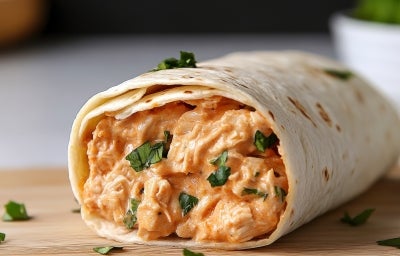Wrap recheado com frango cremoso e queijo derretido. Wrap recheado com frango cremoso e queijo derretido.