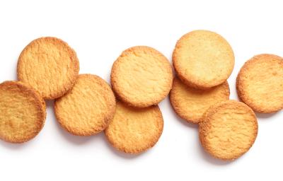 Fotografia vista de cima de biscoitinhos amanteigados sobre uma mesa branca. Fotografia vista de cima de biscoitinhos amanteigados sobre uma mesa branca.