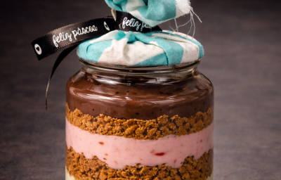 Três camadas de brigadeiro napolitano cremoso em um pote irresistível.