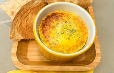 Fotografia em tons de amarelo com um ramekin amarelo ao centro. Dentro dele existe uma receita de ovos cremosos acompanhado de pão. Fotografia em tons de amarelo com um ramekin amarelo ao centro. Dentro dele existe uma receita de ovos cremosos acompanhado de pão.